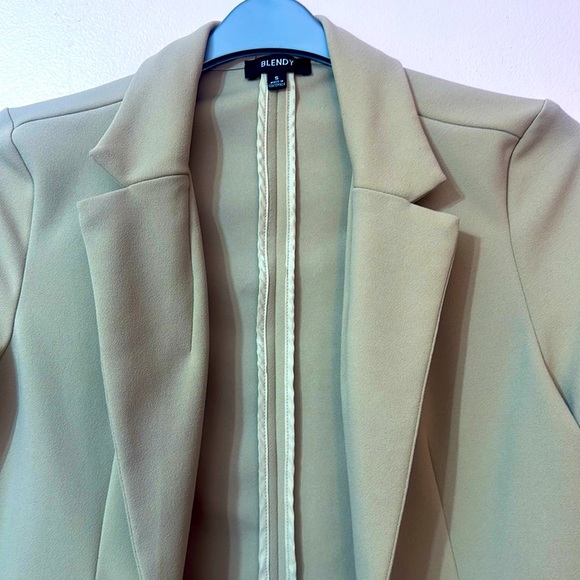 Size small - Picture 3 of 5